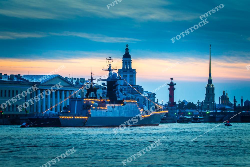 Празднование Дня Военно-морского флота в Санкт-Петербурге — одно из самых ярких и масштабных событий северной столицы России. Военные корабли, морские парады, праздничная атмосфера и исторические набережные Невы создают впечатляющий городской пейзаж, наполненный патриотизмом и морскими традициями. Фотография передаёт величие российского флота, красоту Санкт-Петербурга и атмосферу торжественного праздника. Изображение идеально подходит для публикаций о ВМФ России, военной истории, туризме, городских мероприятиях и достопримечательностях Петербурга.